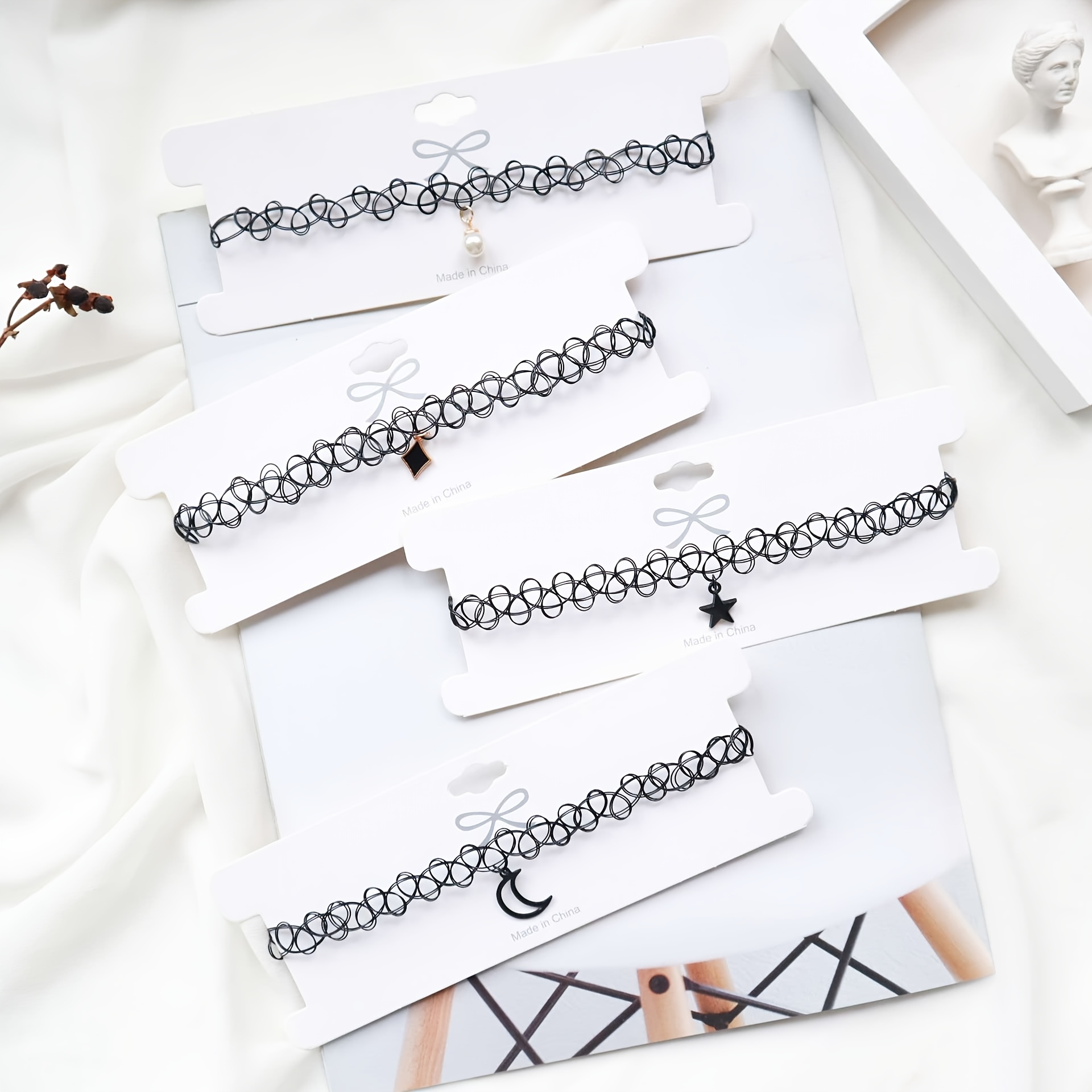 TEMU Lot de 4 ras du cou élastiques, chaîne pour clavicule avec pendentif étoile et lune