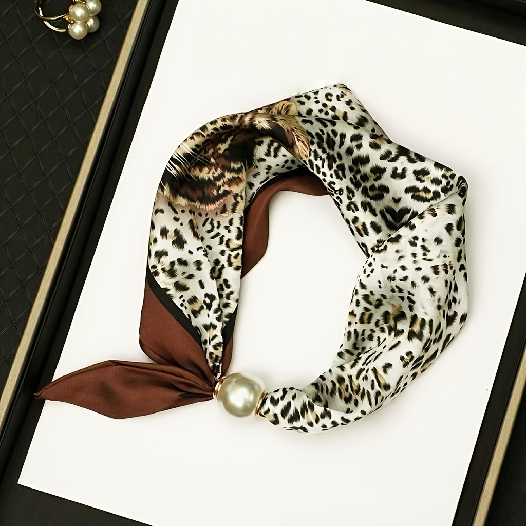 TEMU This Scarf Features A Creamy With A Brown And Print, Exuding A Wild And Trendy Vibe. It Comes With An Exquisite Magnetic Clasp. Worn As A Neck