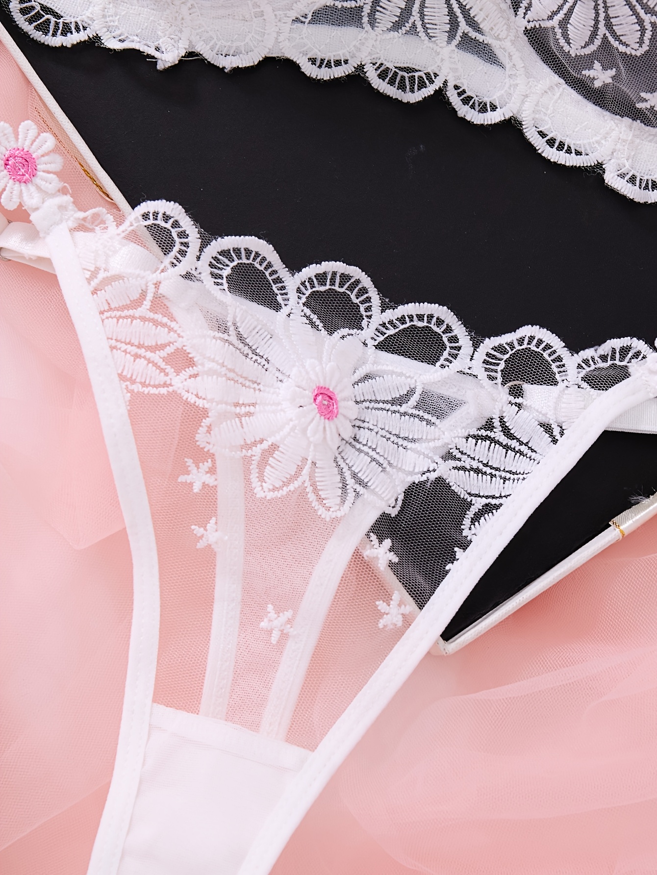 CHERISHLINGERIE Дамски комплект сутиен и бикини танга - 3 броя с бродирани слънчогледи, полупрозрачно мрежесто бельо с ниска талия, сутиен без подплънки, подходящ за ежедневно облекло, комплект бельо с бикини танга