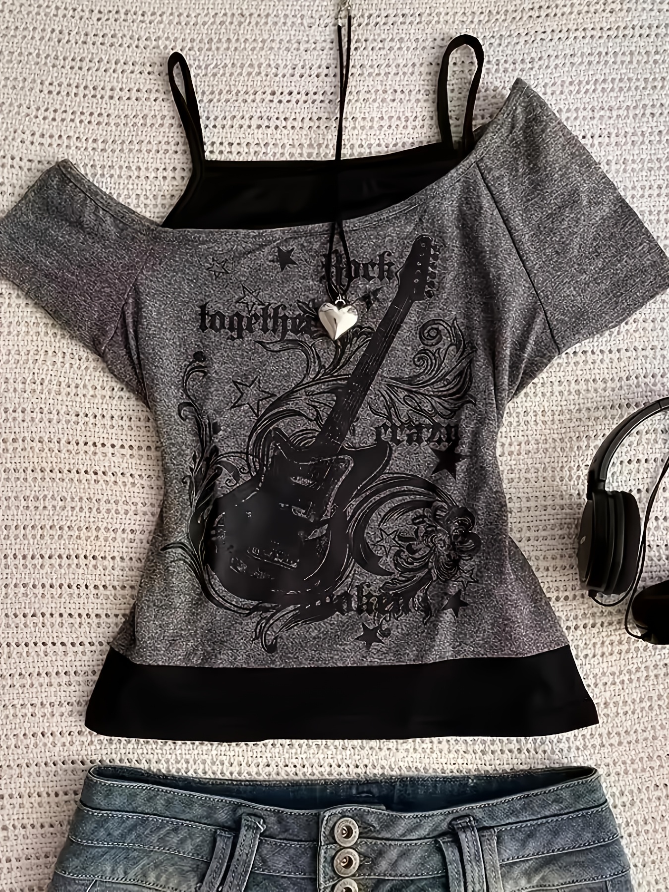   kratkih rukava u vintage gotik punk stilu s printom gitare soft  , dizajnirana za   ulični izgled. ova slatka, ležerna   s dizajnom gitare savršena je za sva godišnja  , periva u perilici rublja i obavezna za povratak u školu.