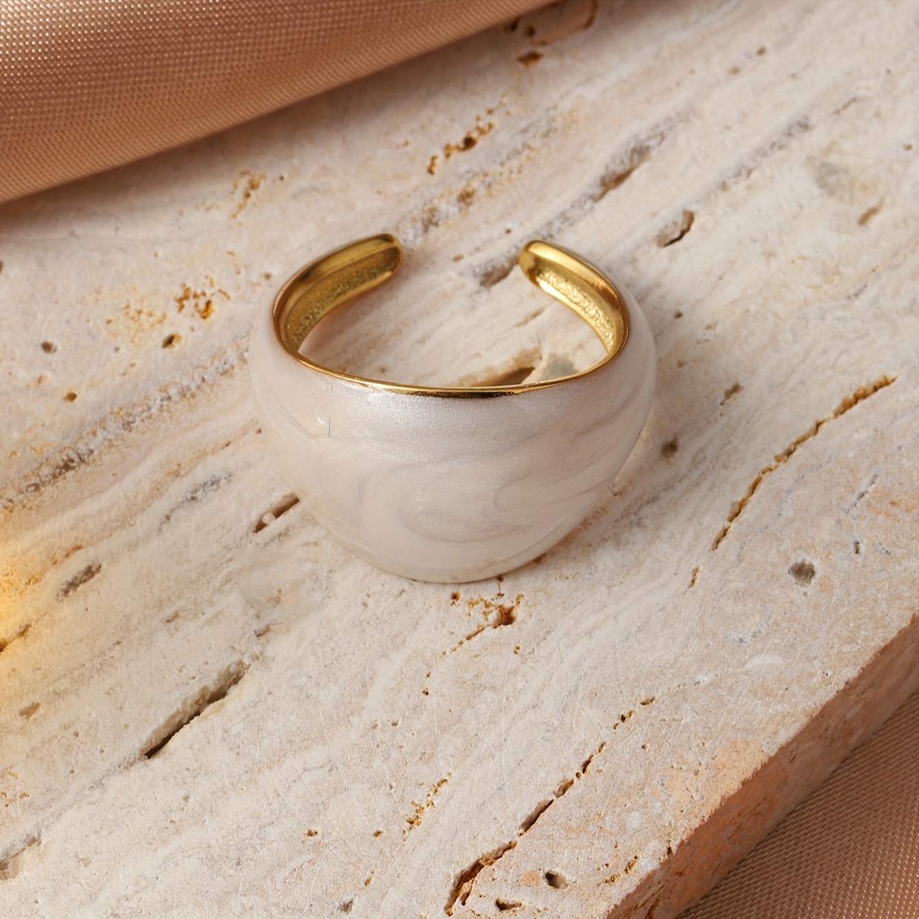 A Stainless Steel Gold-plated Oil Ring, Adjustable Black, White, And Pressure Ring