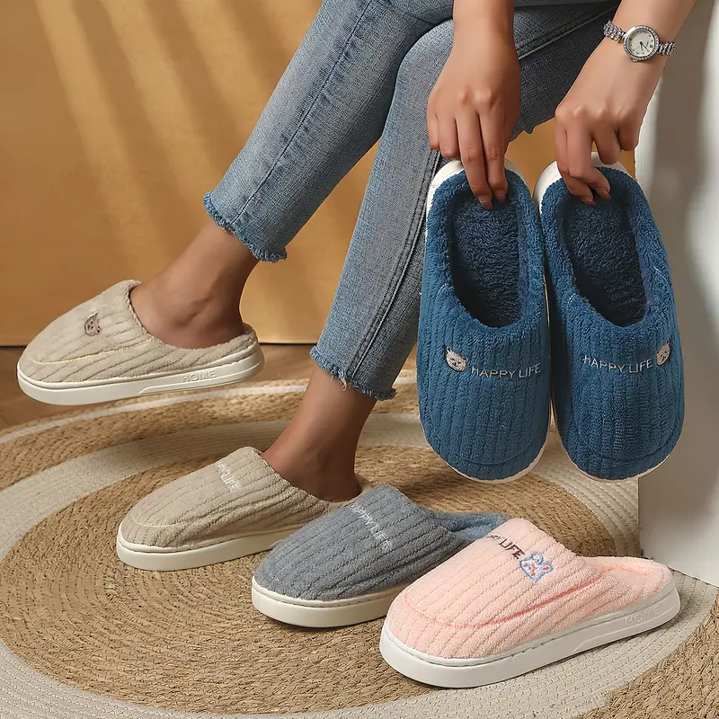 chaussons d intérieur pour hommes - enfiler avec dessus en tissu et semelle en pvc antidérapante. options de couleurs beige/bleu. confort , chaleur d hiver et design texturé. idéal pour , ou . . Détails du produit 0