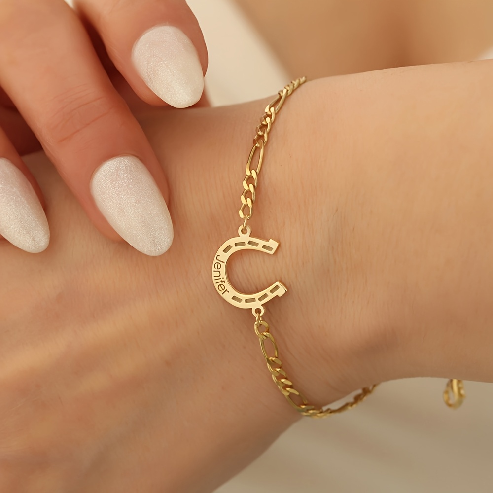 E-shop Ein personalisiertes Namensarmband mit Hufeisengravur, ein -Schmuck-Jubiläumsgeschenk, 18K vergoldenet, eleganter und minimalistischer Stil, ein