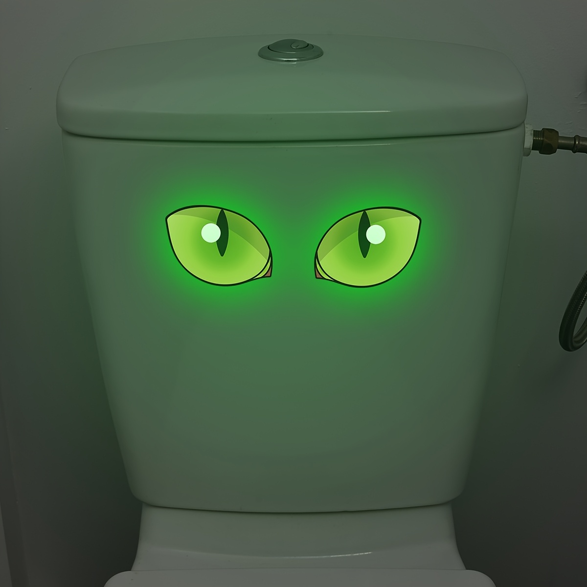 1   samoljepljive naljepnice za WC školjku   svijetli u mraku -  , vodootporna PVC noćna lampa sa sjajnim očima i nepravilnim izrezima – jednostavno lijepljenje bez ostavljanja tragova (bez otpadaka) –   dodatak sigurnosti pri slabom osvjetljenju te modernog dekoracije kupaonice, dnevnog boravka ili spavaće sobe