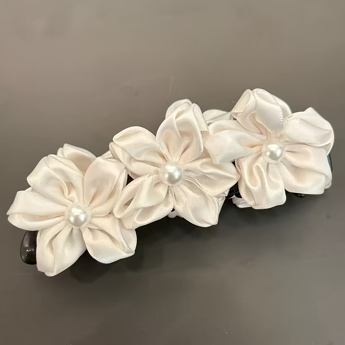 TEMU Pinza de pelo tipo banana de satén floral elegante estilo francés, en un tono , delicado y versátil. tres flores con adornos, que desprenden una