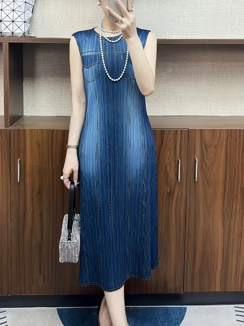 지아닝의 새로운 데님 슬리브리스 드레스는 딱 맞는 플리츠 탱크 스타일과 함께 다재다능하고 우아한 프렌치 클래식 디자인을 특징으로 합니다.