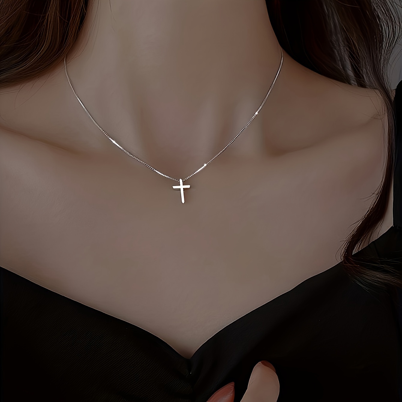 A Stylish And Minimalist Cross Pendant Necklace Suitable For Everyday Party Wear