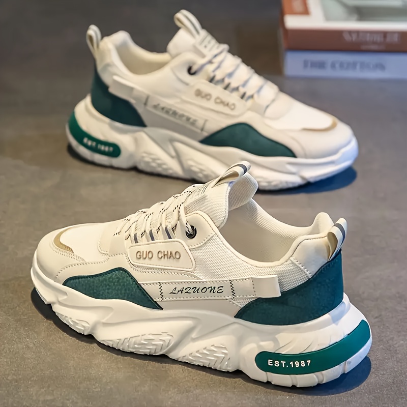 1 par de zapatos de skate versátiles para hombre con agarre fuerte, adecuados para viajes y caminatas al aire libre, comodidad para todas las estaciones, zapatillas bajas con cordones casuales en blanco y negro.