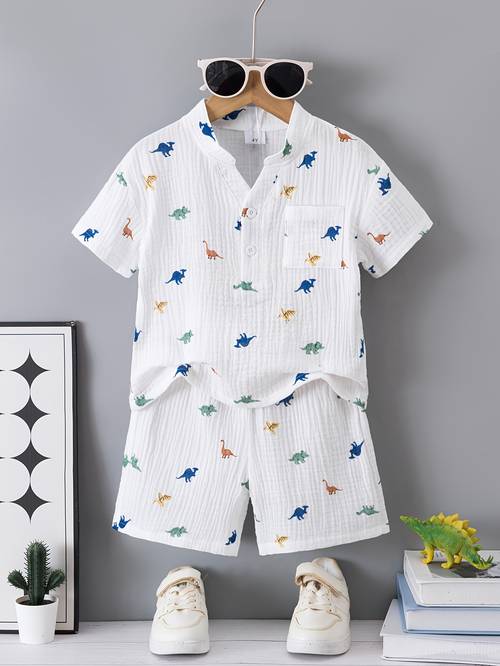 poza articolului cămașă pentru băieți, casual, confortabilă și stilată, cu imprimeu de dinozaur, cu un design simplu, și versatil. o cămașă cu mânecă scurtă din de bumbac moale și confortabil, cu închidere semi- și pantaloni scurți respirabili, potrivită pentru primăvară și vară, ideală