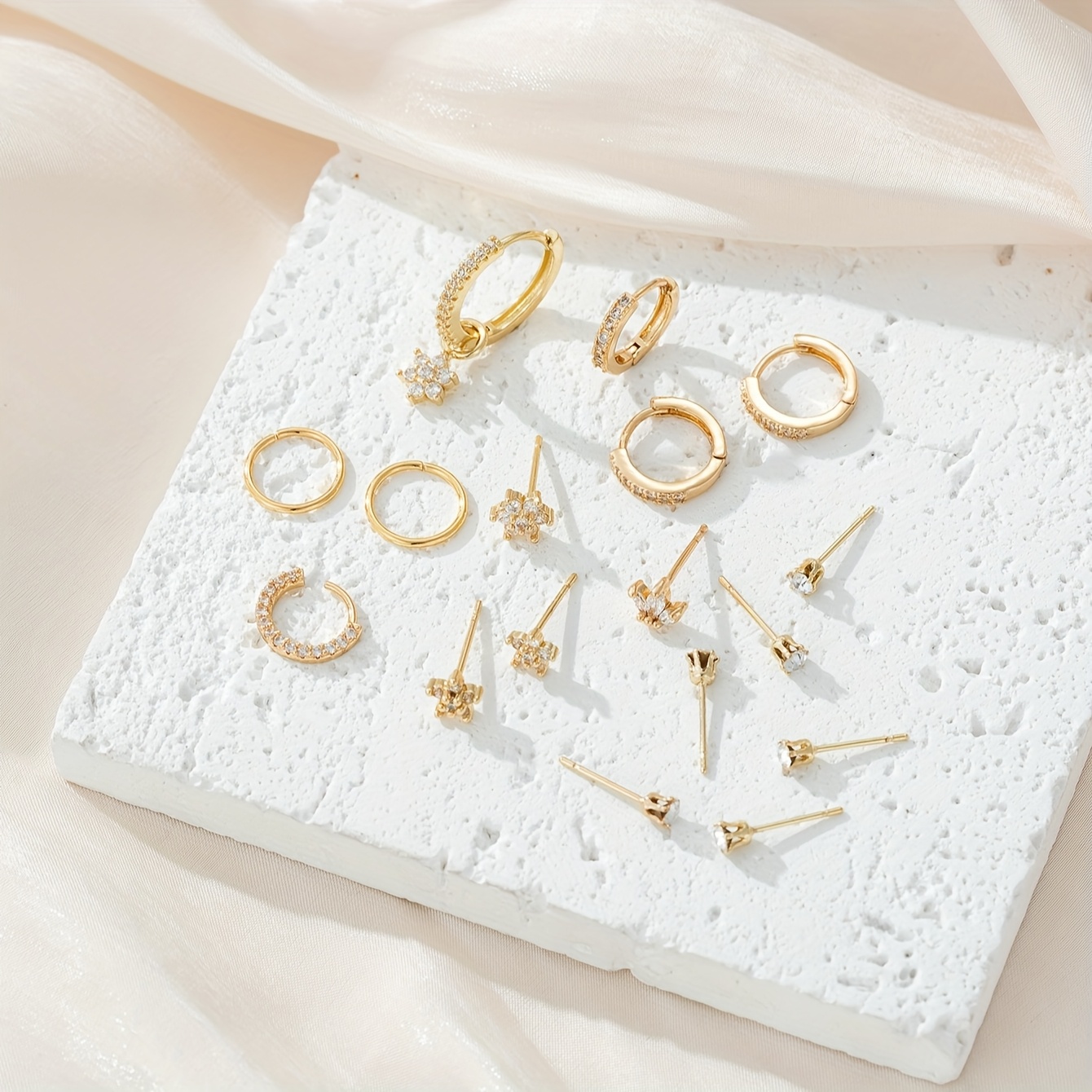 E-shop 17-teiliges Damenmode Ohrring Set, Retro Mini Synthetische Zirkonia Eingelegte Blumen Reifen Ohrring Set, Kupferschmuck, Party Musik Festival