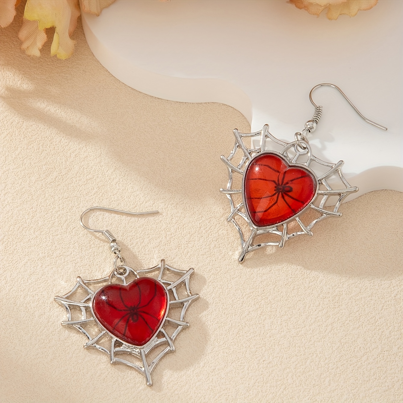 TEMU Une paire de boucles d'oreilles en alliage avec motif de toile d'araignée de cœur creux et pendentifs d'araignée en résine rouge