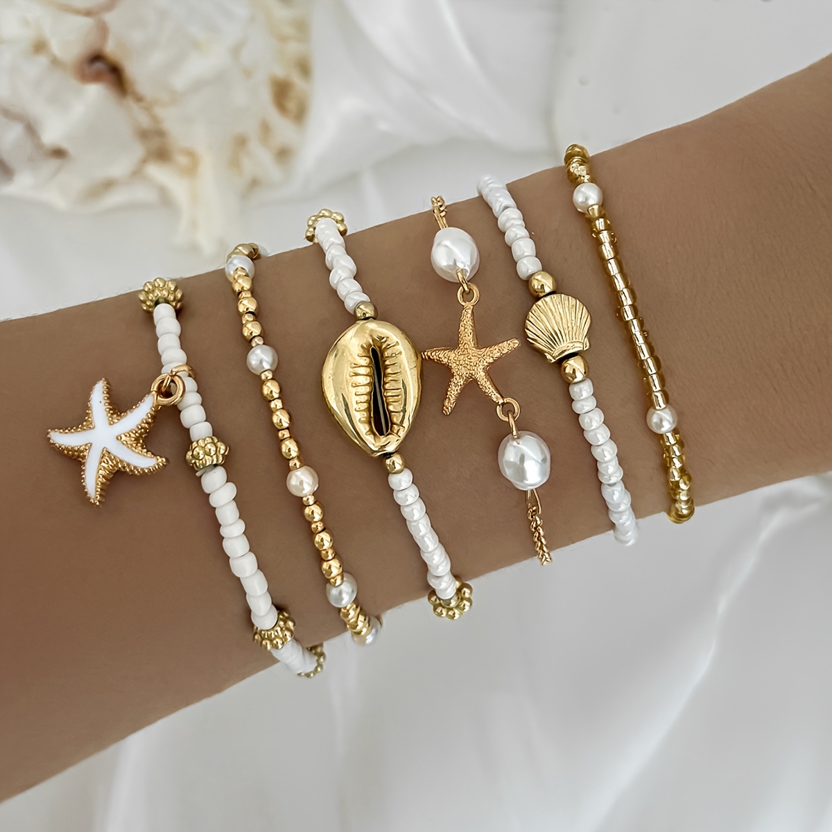 E-shop Set mit 6 stapelbaren Armbändern, inklusive Glasperlen und CCB-Perlen mit Charms, Böhmische, trendige und verführerische Designmerkmale,