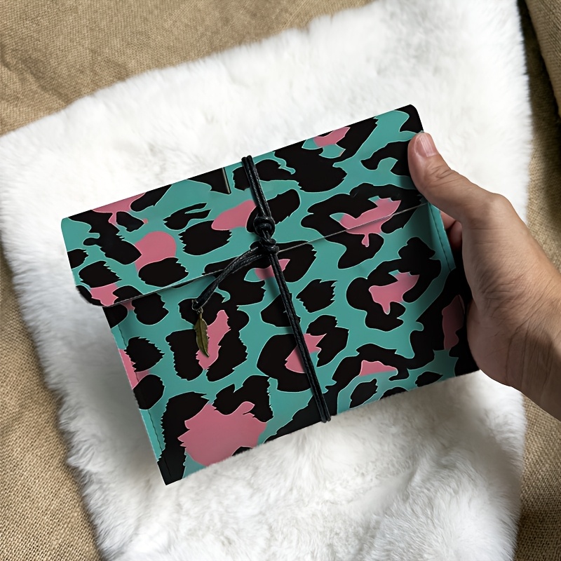 TEMU con diseño de estampado de leopardo en verde y rosa, diseñada para una interior de 6 pulgadas compatible con los modelos Kindle Paperwhite y