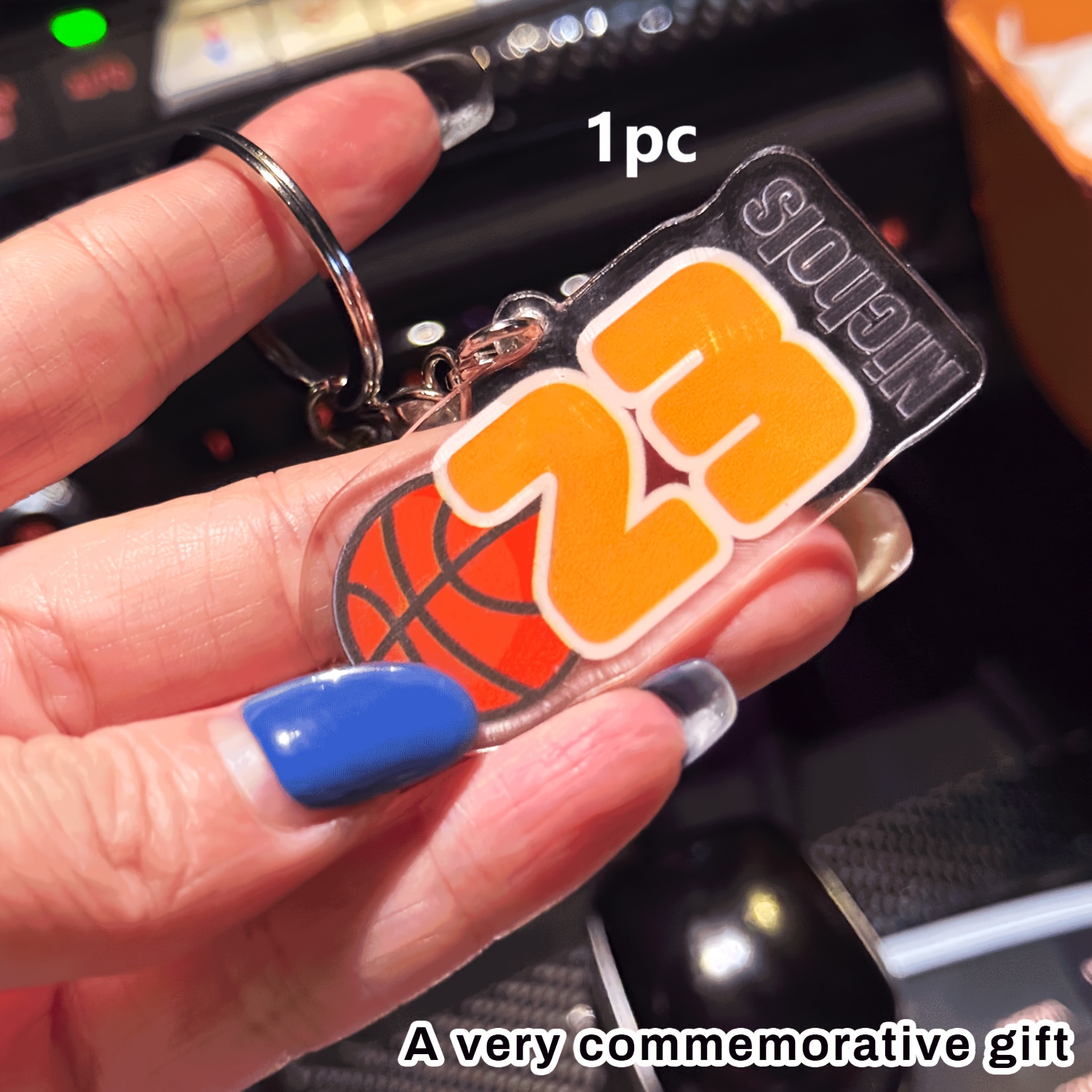 TEMU 【カスタマイズ商品】1個 カスタマイズキーホルダー、ジャージー番号と名前入り、両面効果、友達の名前をホリデーギフトに、バックパックの装飾に好きなアニメを吊り下げ、複数のシナリオに最適