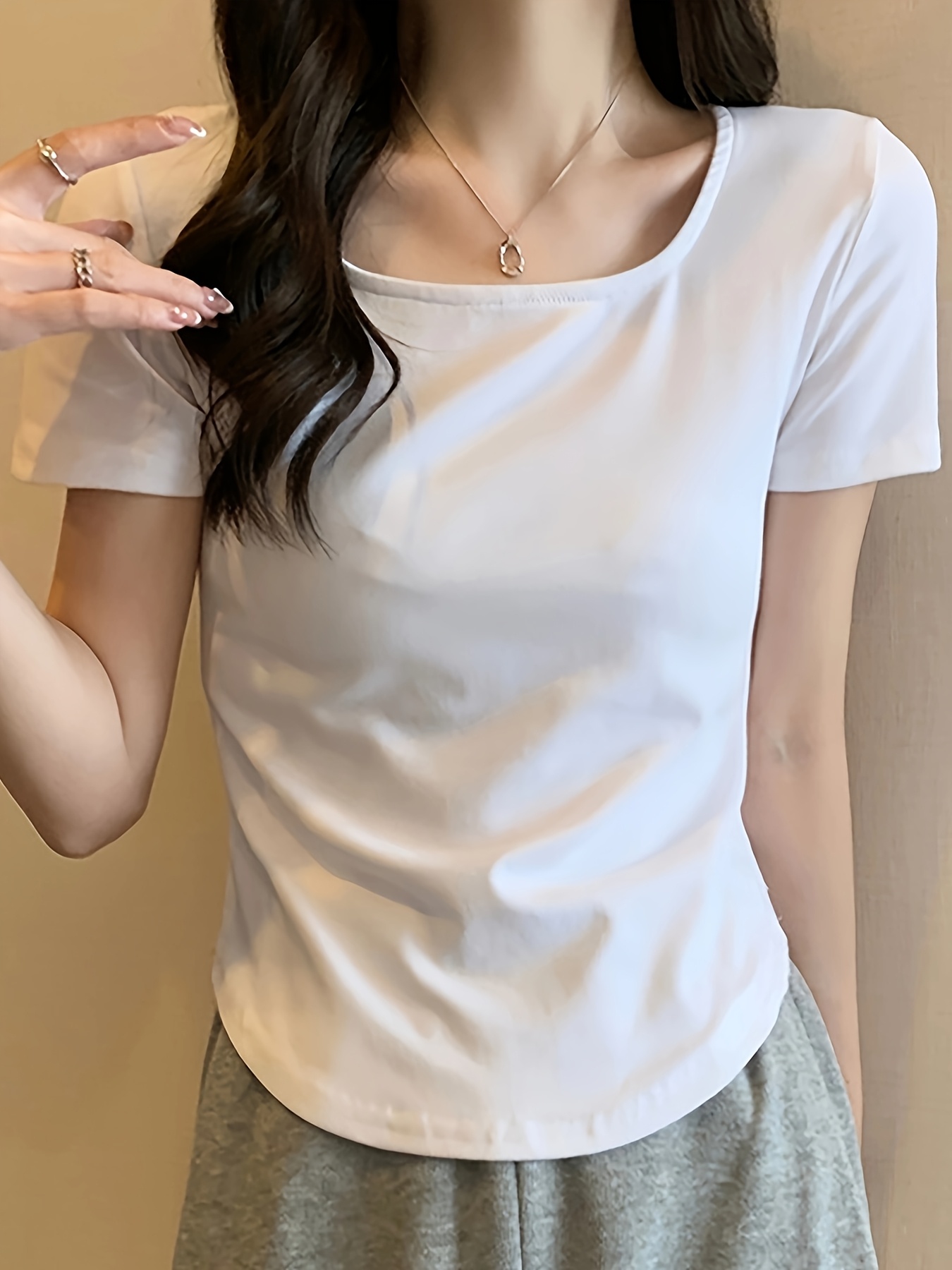 Camiseta Cropped de       com   U e Cor   para o Verão