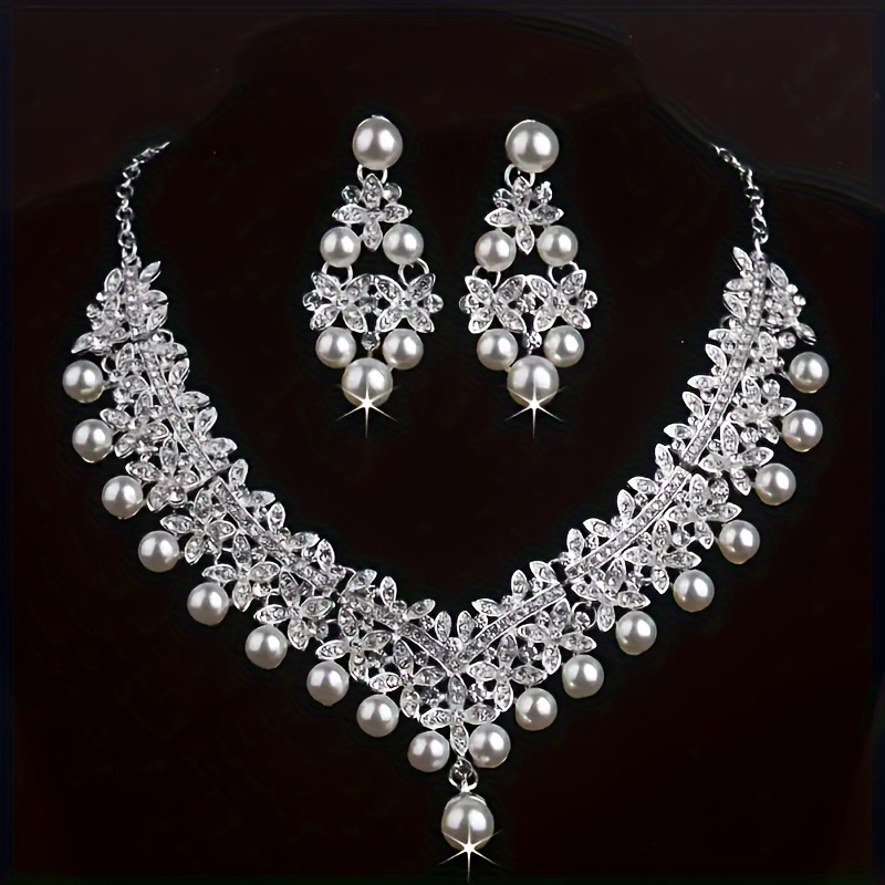 

A Set Of S925 Silver Necklace And Earrings, Stylish And Elegant, A For Gifting And Matching.