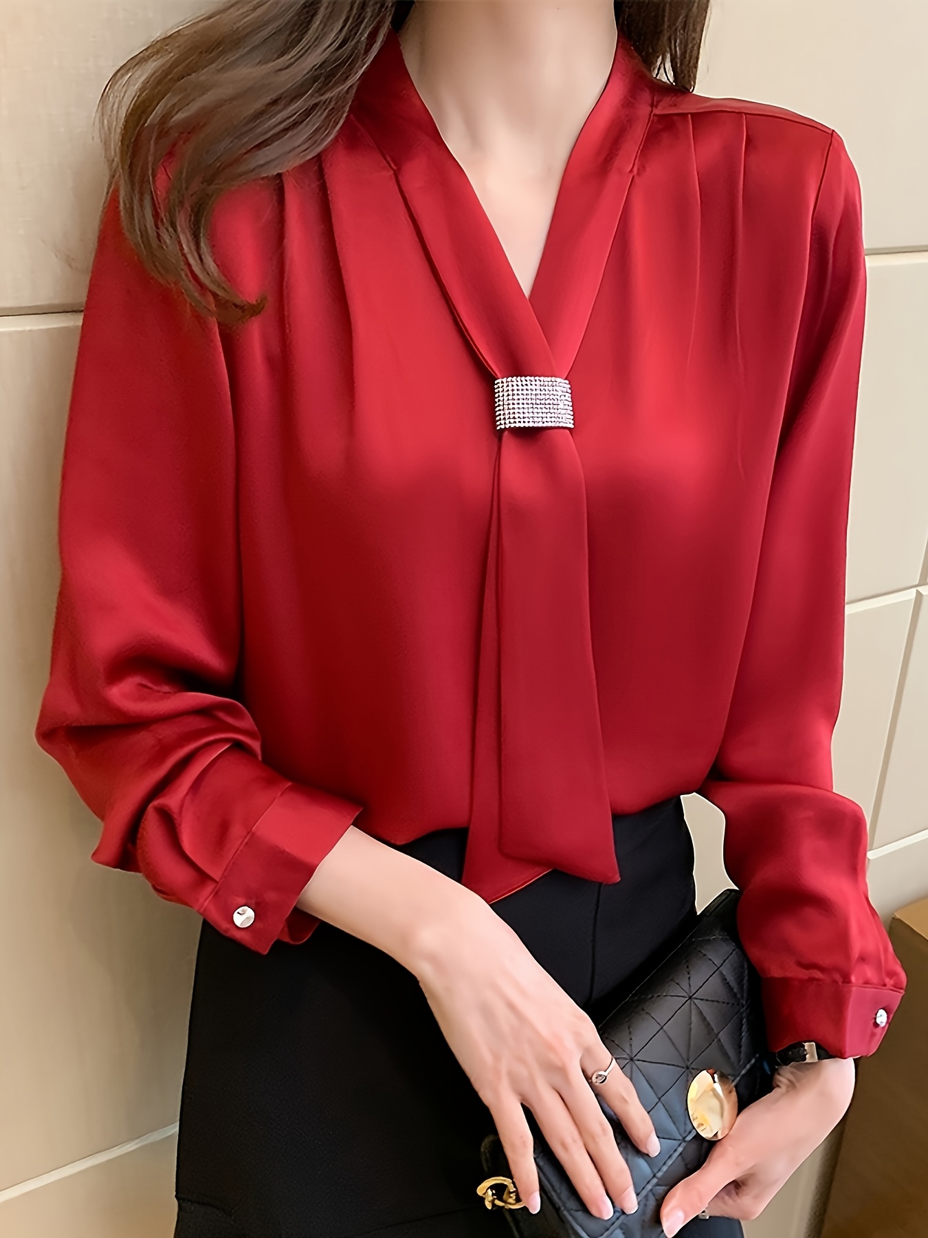 Elegante Blusa de Satén Inspirada en el Medio Oriente para Mujer - Camisa de Manga Larga con Cuello en V y Detalle de Lazo en Color Burdeos Sólido, Lavable a Máquina y Ajuste Sastre para Uso en Todas las Estaciones, Atuendo Formal, Acabado Elegante