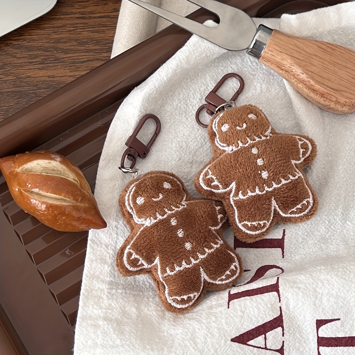 

2pcs Gingerbread Man Keychains, Alloy Anime-themed Couple Keyring, Christmas Simulation Food Play Cartoon Charms, Decorative Couples Gift Accessories With Lobster Clasp