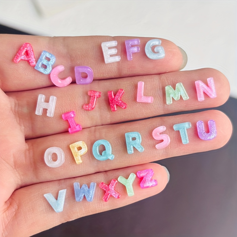 E-shop 210 Stück gemischte farbige Cartoon-Mini-ABC-24 Englische Buchstaben aus Harz, Nagelkunst Flachrhinestone-Aufkleber Deko DIY Zubehör Basteln