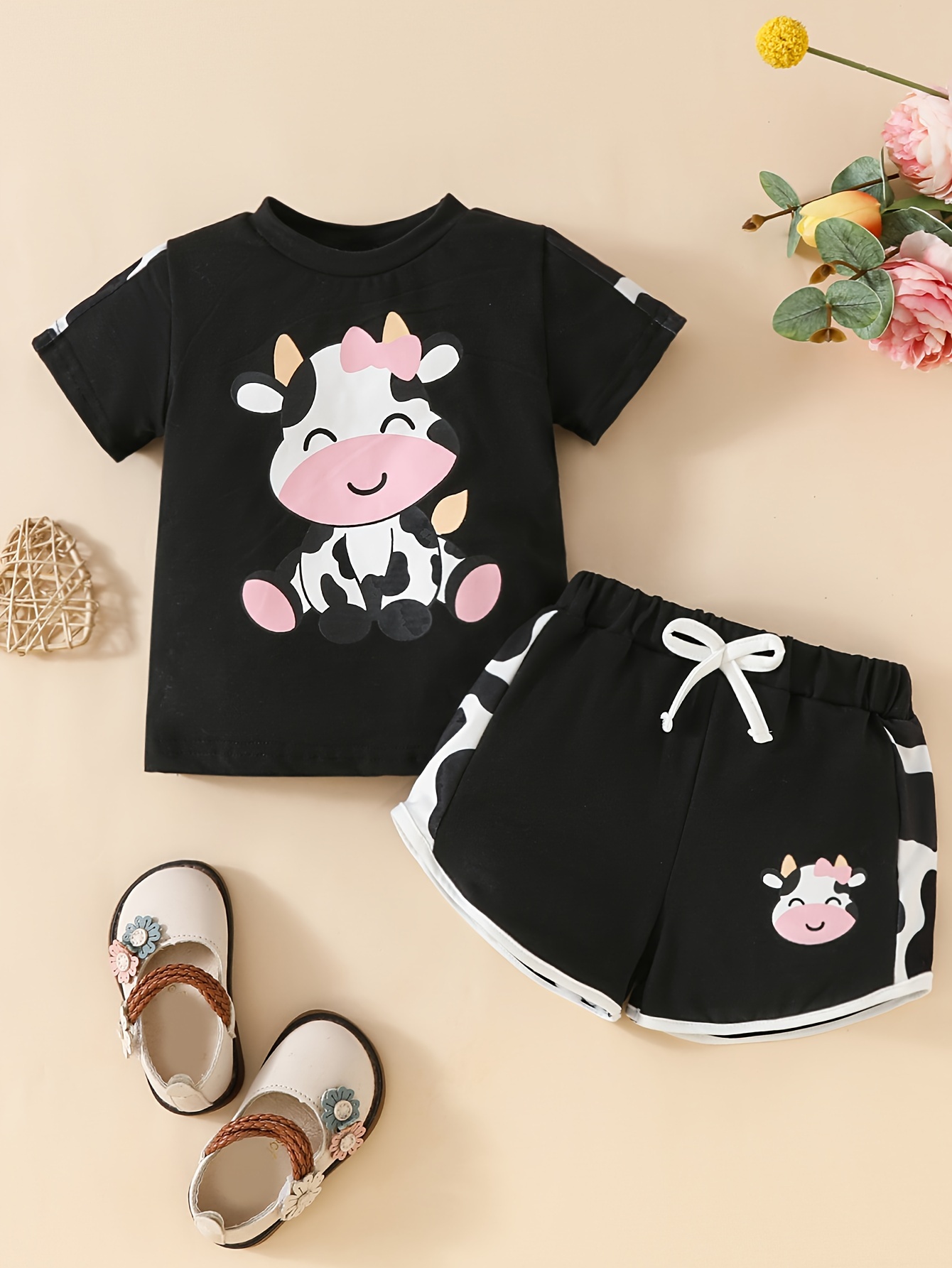 2pcs Baby Girl Cartoon Cow Print Ribbed Ruffle Short-sleeve Romper and Bowknot Shorts Set