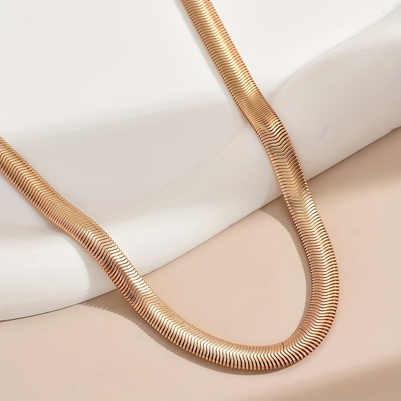 A Trendy Hip-hop Soft Snake Bone Chain Necklace With A Metallic Vibe