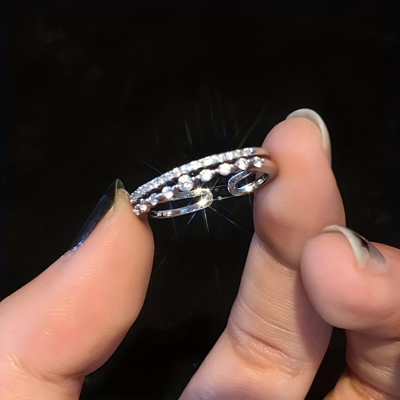 An Elegant Retro-Style Ring Featuring a Round Synthetic Zirconia Set in a Classic Copper Four-Prong Setting, Suitable for All Seasons, And an Ideal Choice for Daily Wear And Gifts