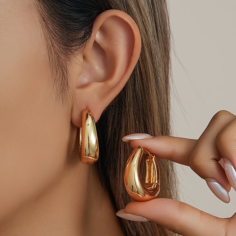 E-shop Ein Paar klassische, große, tränchenförmige, dicke Ohrringe mit einem leicht glänzenden Design, das Eleganz ausstrahlt, geeignet für Frauen, um