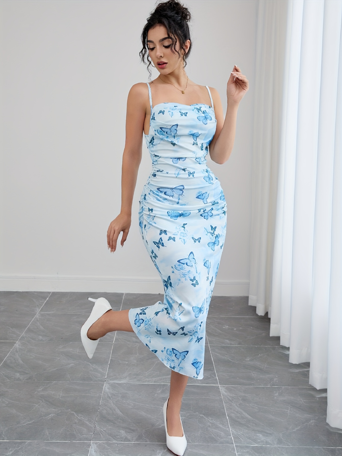 Elegante vestido ajustado con estampado de mariposas y detalles de  volantes Vestido midi sin con tirantes de espagueti para mujeres, p