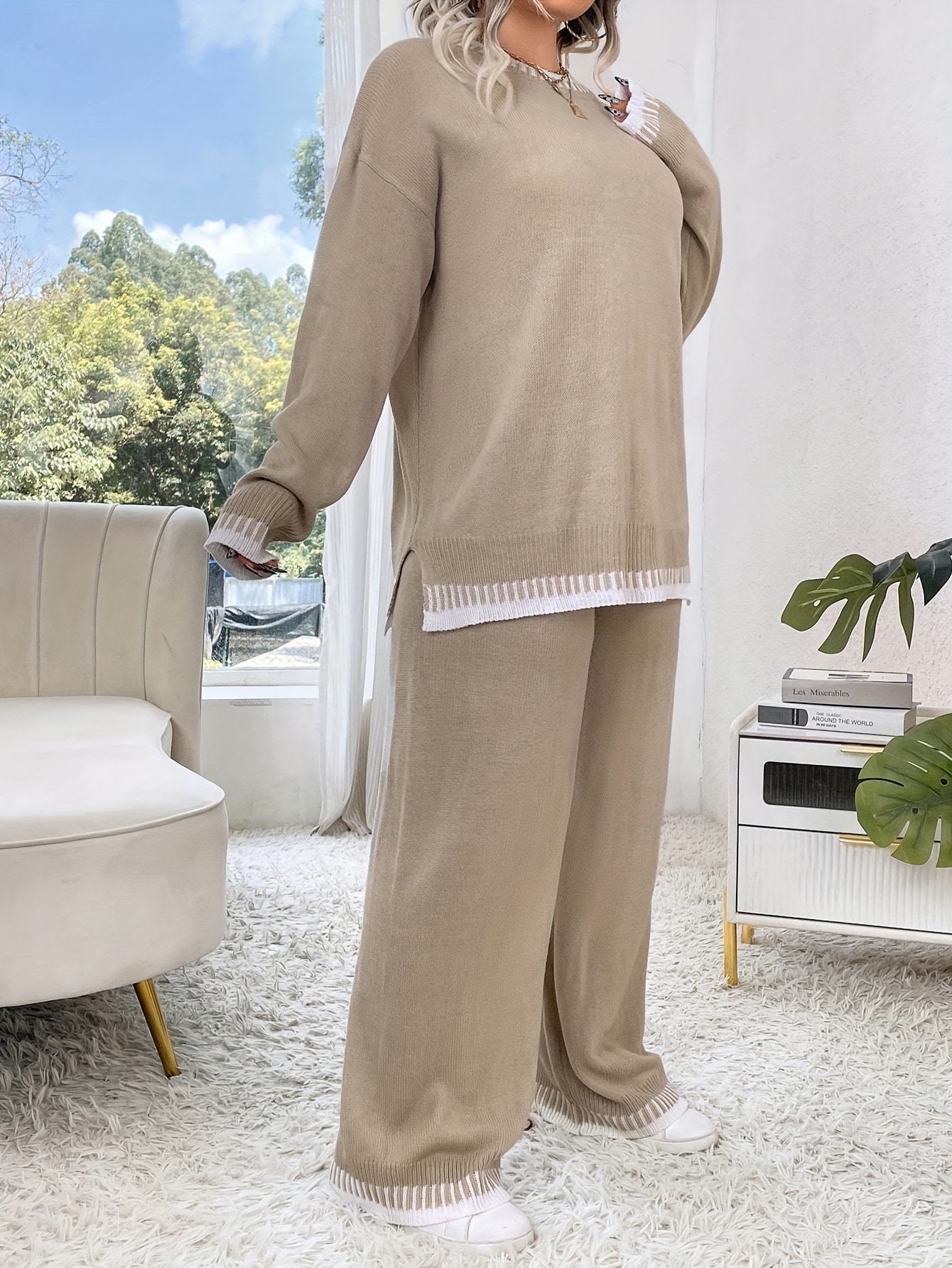 Plus Size Damen Outfit mit braunem Colorblock Sweater und Hose – Rundhals, Langarm, Stretch