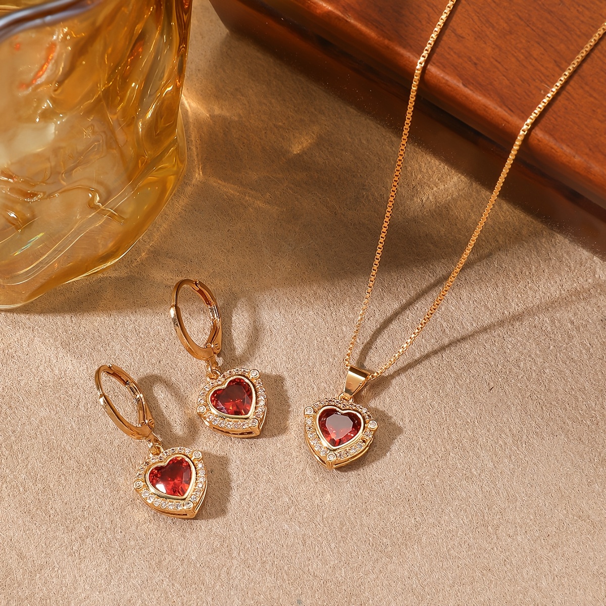 E-shop Ein Set modischer Damen Schmuck, mit einem luxuriösen und eleganten minimalistischen Stil, mit Kupfer eingelegten Zirkonia Steinen, inklusive
