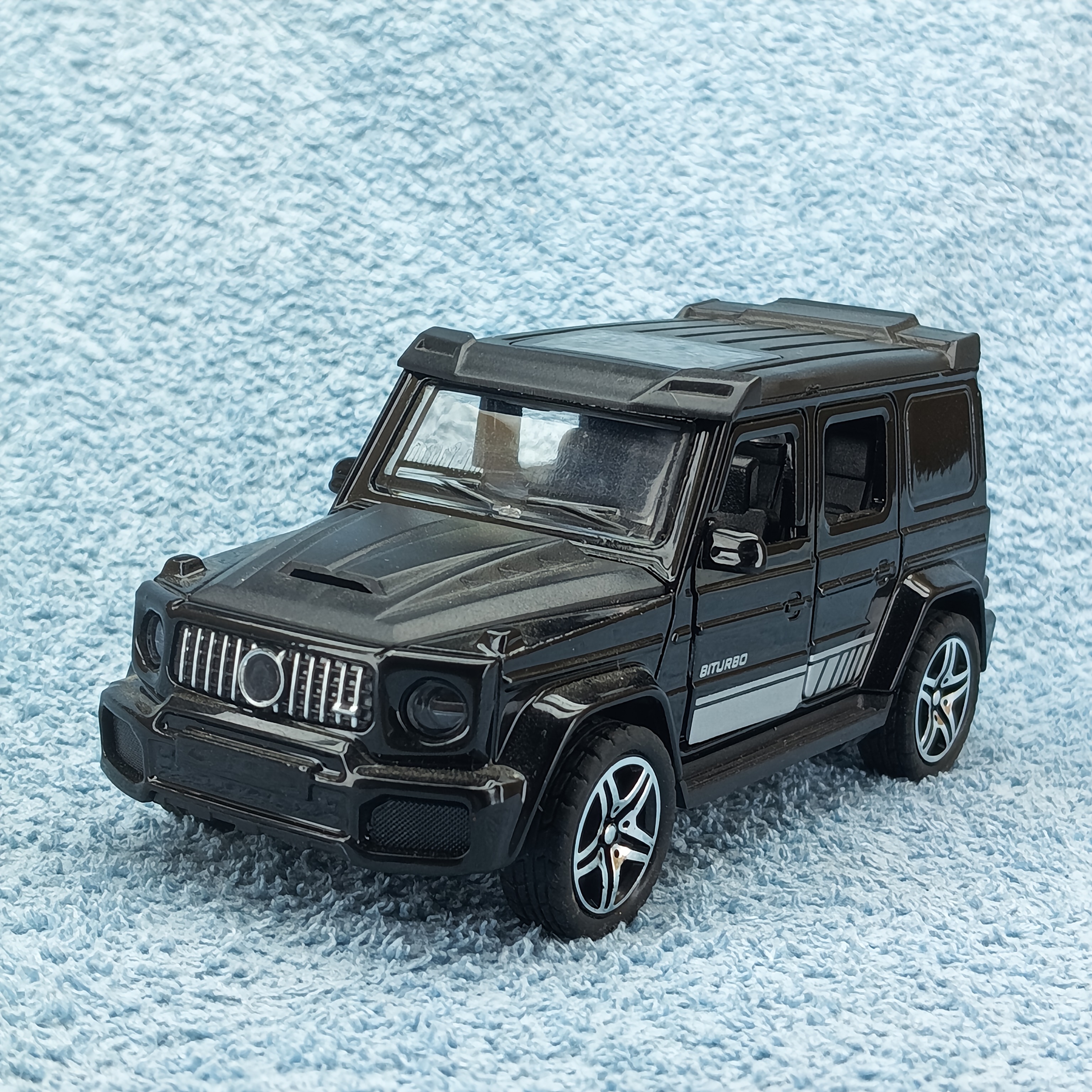 Collectible SUV Model Off-Road Vehicle Alloy Material Pull Back Function Boy Toy Gift, The Main Driver And Passenger Seats Can Open The Front Hood And Trunk Can Be Opened, a Gift for Children Is Very Suitable