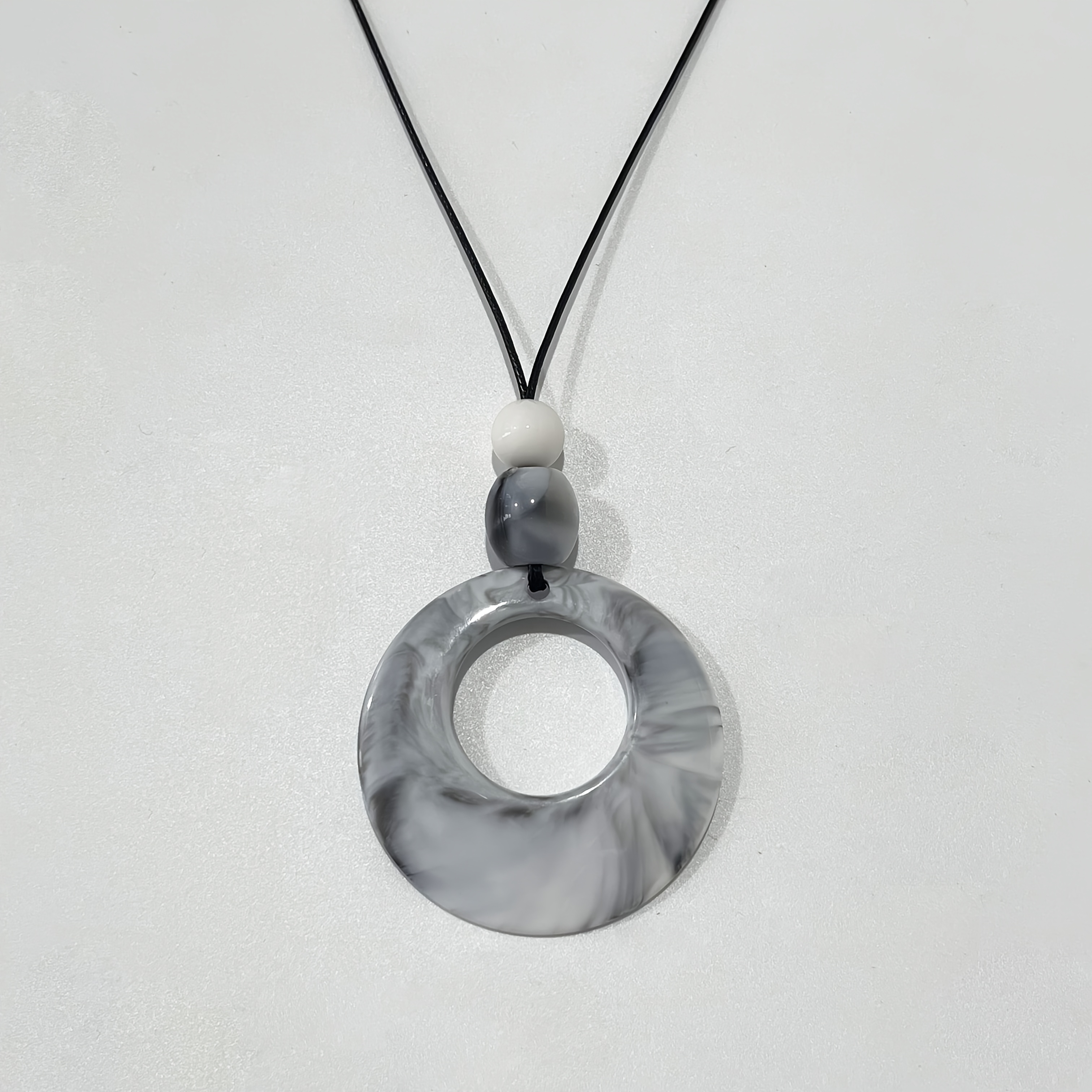 Vintage Long Circular High-end Textured Women's Necklace, Easy And Versatile Collarbone Chain Accessory