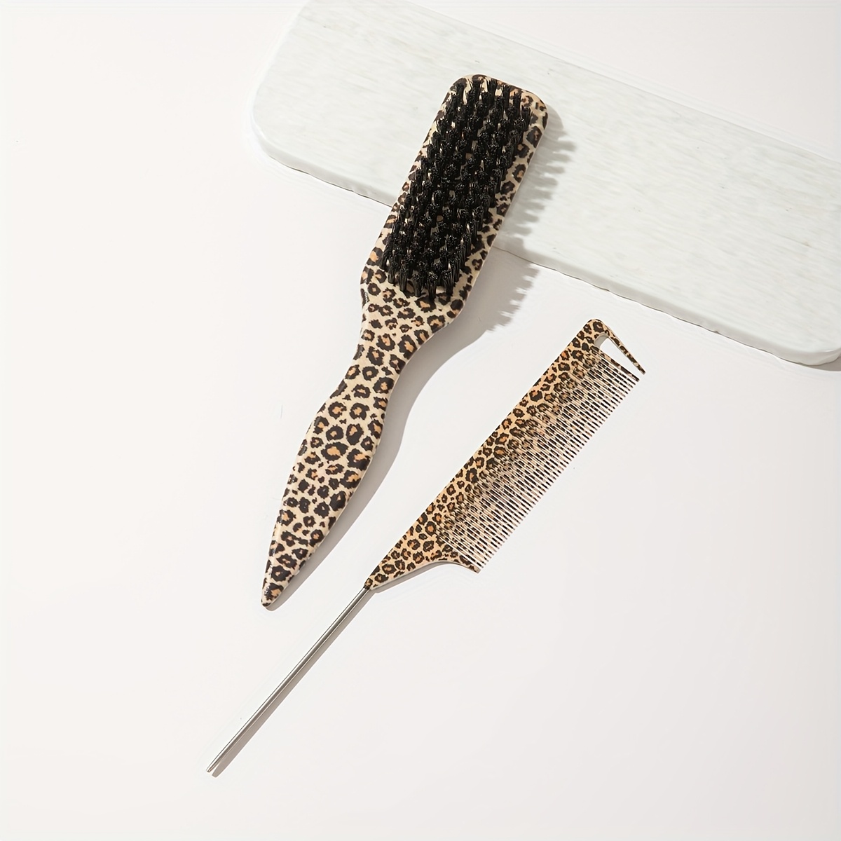 E-shop Ein zweiteiliges Set mit einem leopardenbedruckten, abgeschrägten Bürstenkopf und einem Kamm, hergestellt aus weichen Borsten und