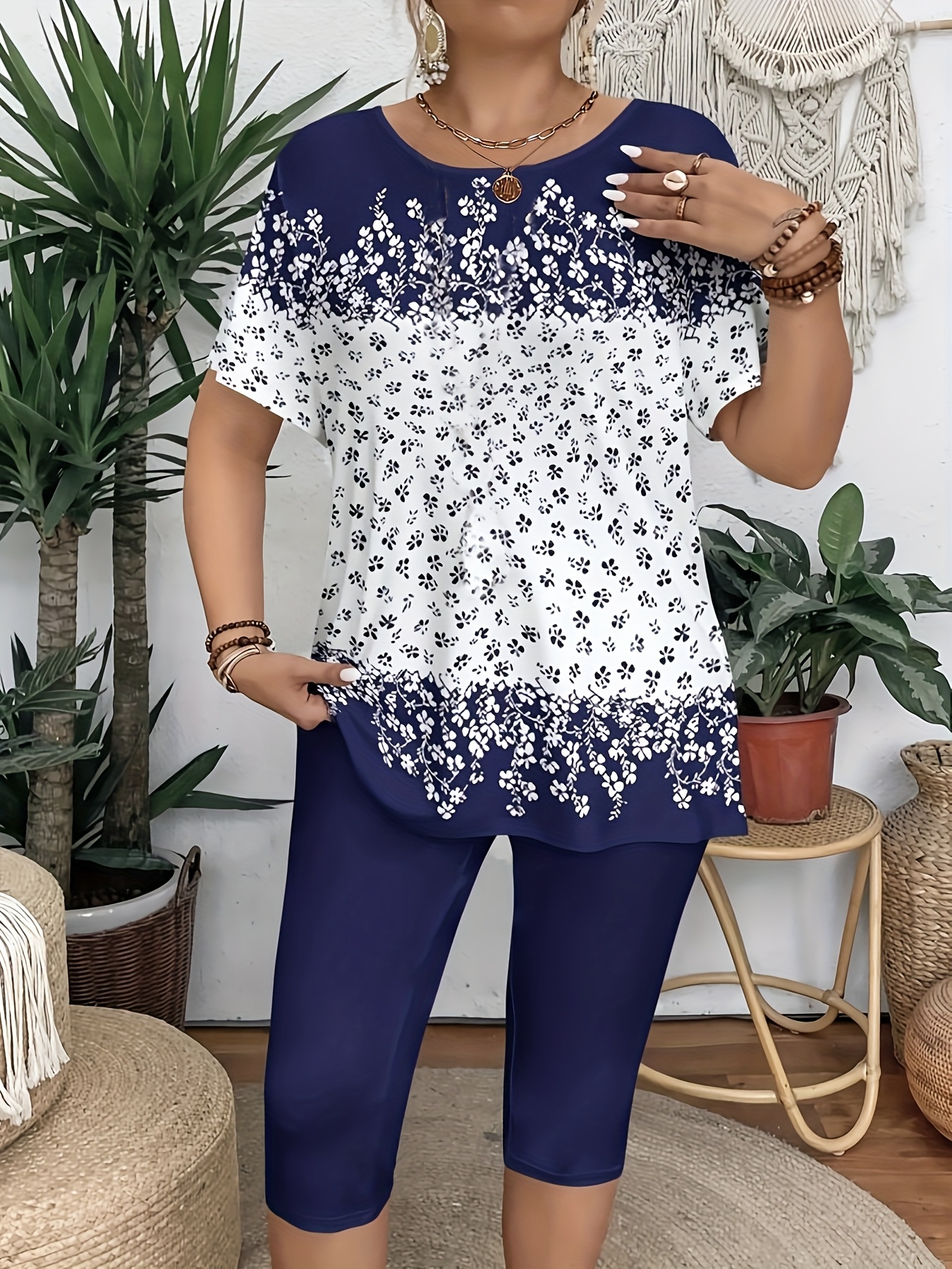 Elegant Plus Size Crew Neck T-Shirt with Floral Print - Soft Medium Stretch Fabric, Short Sleeve Top for Women, Casual Wear, All Season Tee|Floral Print Top|Comfortable Fit, Plus Size Clothing