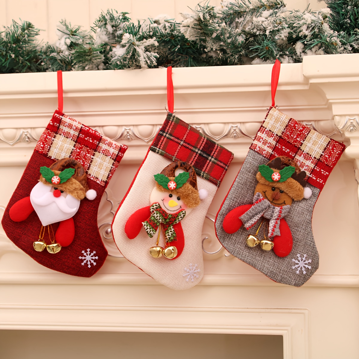TEMU Juego de Tres Calcetines Navideños con Papá Noel, un y un , Perfectos para Decorar tu Chimenea o Árbol de Navidad. Adornos de Felpa son