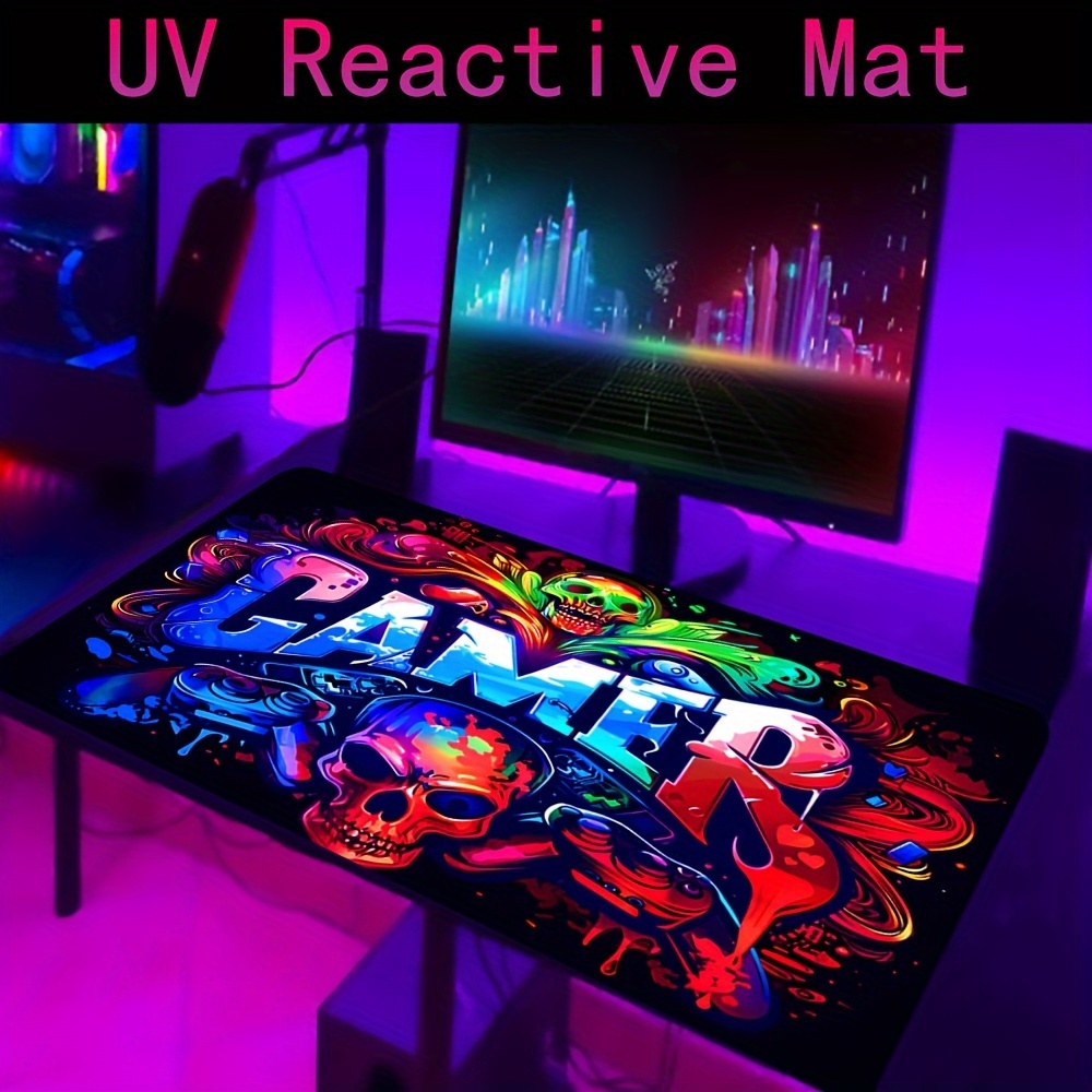 

Tapis de souris de jeu grand format réactif aux UV avec un design de crâne cool, polyester, antidérapant, base en caoutchouc lavable, tapis de bureau pour eSports - Aucune pile requise