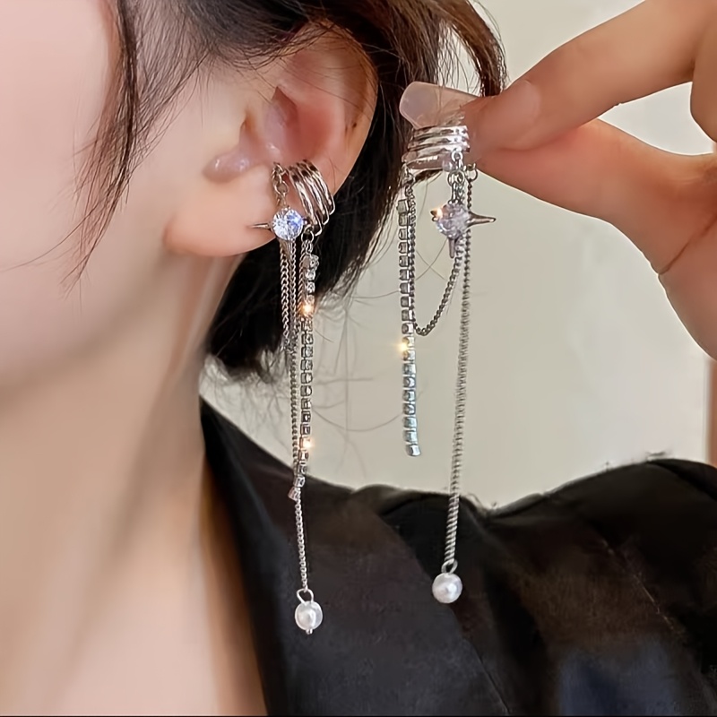 TEMU 1 Paire de Manchettes d'Oreille à Pince Style Épicé de Créateur avec Pompons en Synthétique, Doux et Tendance, Polyvalents, , Perçage, pour l'Os