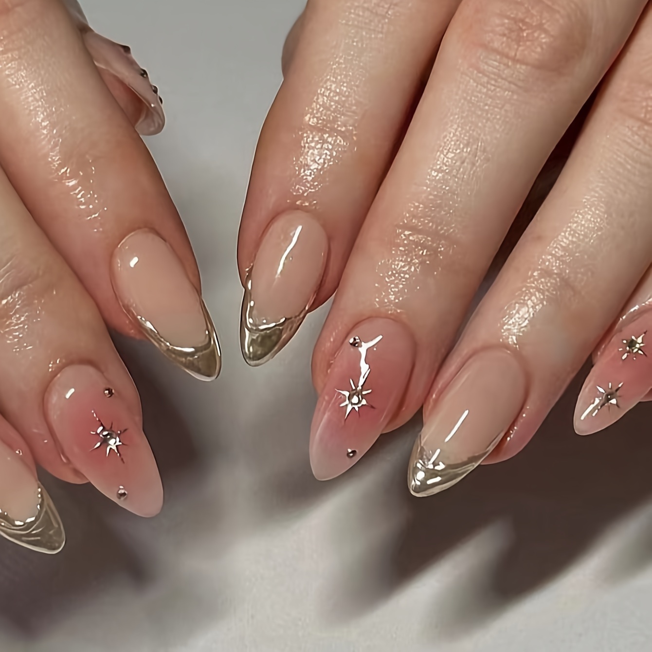 

10pcs Ongles à pression en d', pointe française dorée avec accents blush et étoiles, , ensemble d'ongles artificiels de longueur moyenne