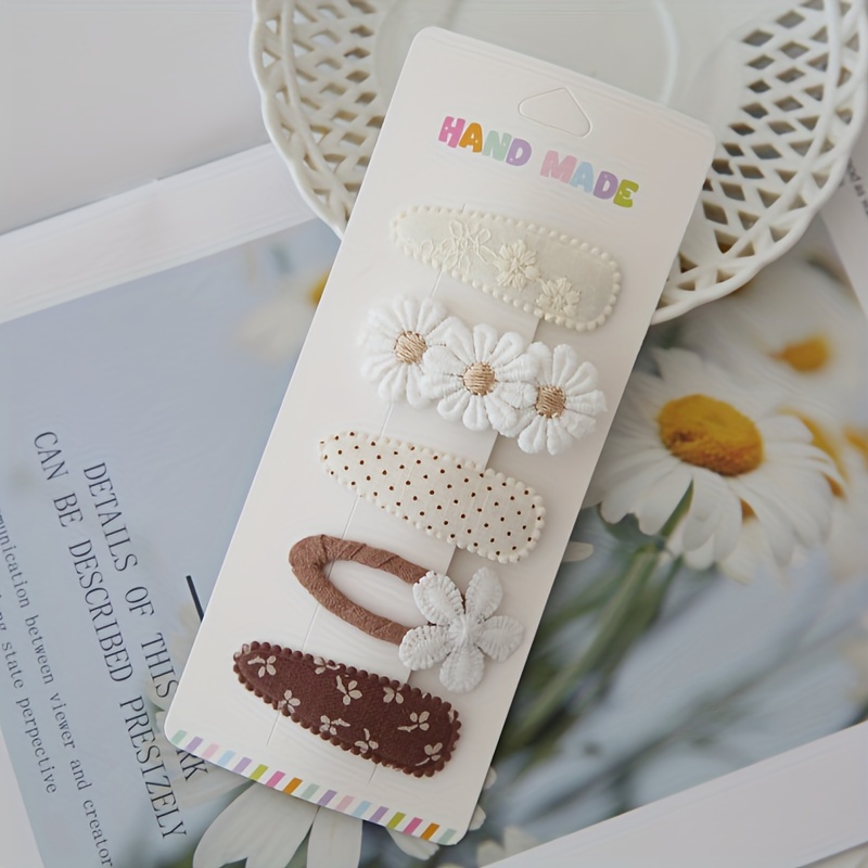 E-shop Ein Set aus 5 verschiedenen, stylischen und farbenfrohen Haarspangen mit niedlichen Designs