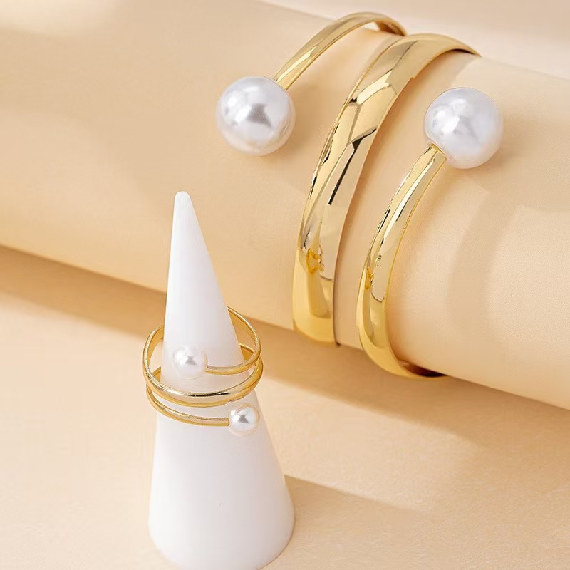 E-shop Neues minimalistisches Schmuckset mit unregelmäßigen Linien, offenem Armreif Ring, Handaccessoires im Vintage-Stil in Instagram-Ästhetik