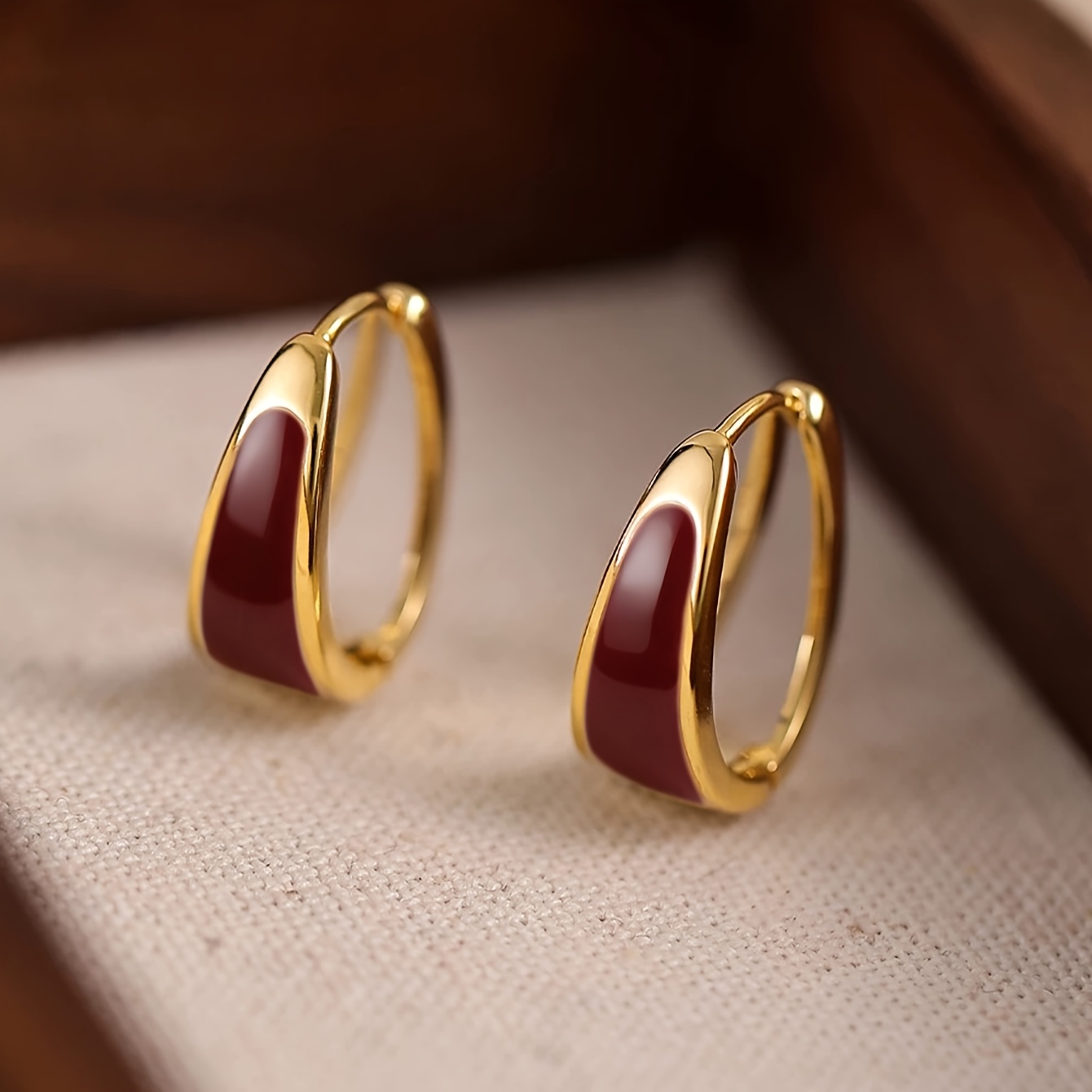 TEMU Une paire de petites boucles d'oreilles minimalistes de luxe, polyvalentes et , vin, parfaites pour les réunions, avec un design géométrique