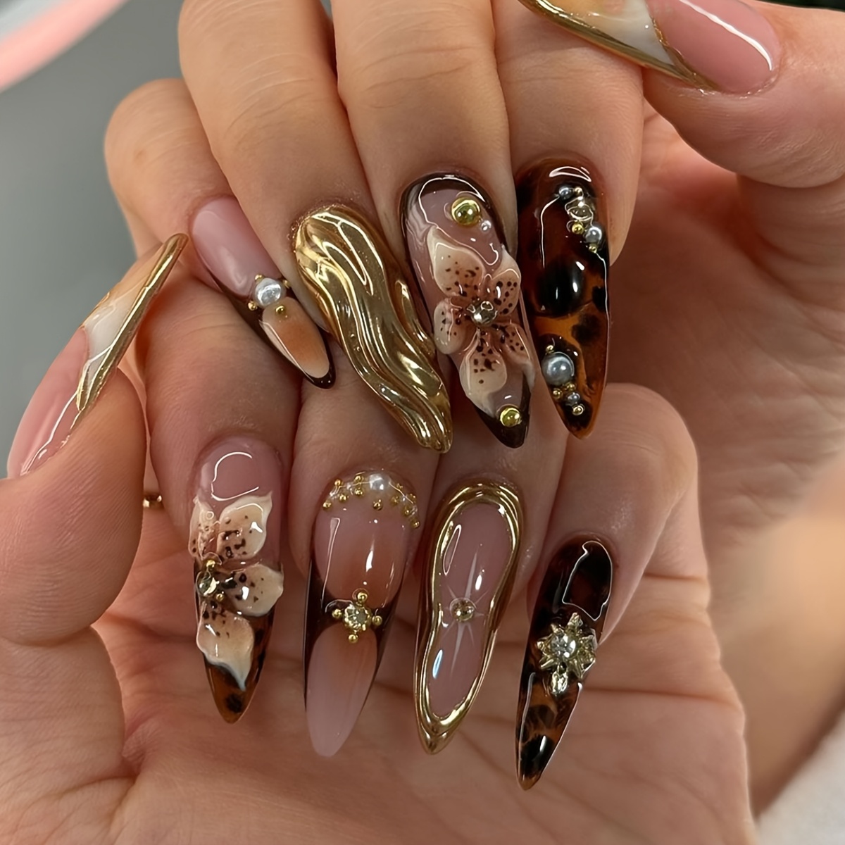 TEMU Un lot de 24 faux ongles longs d' avec une texture dorée , des floraux élégants, des veines ambrées tendance et des designs scintillants et