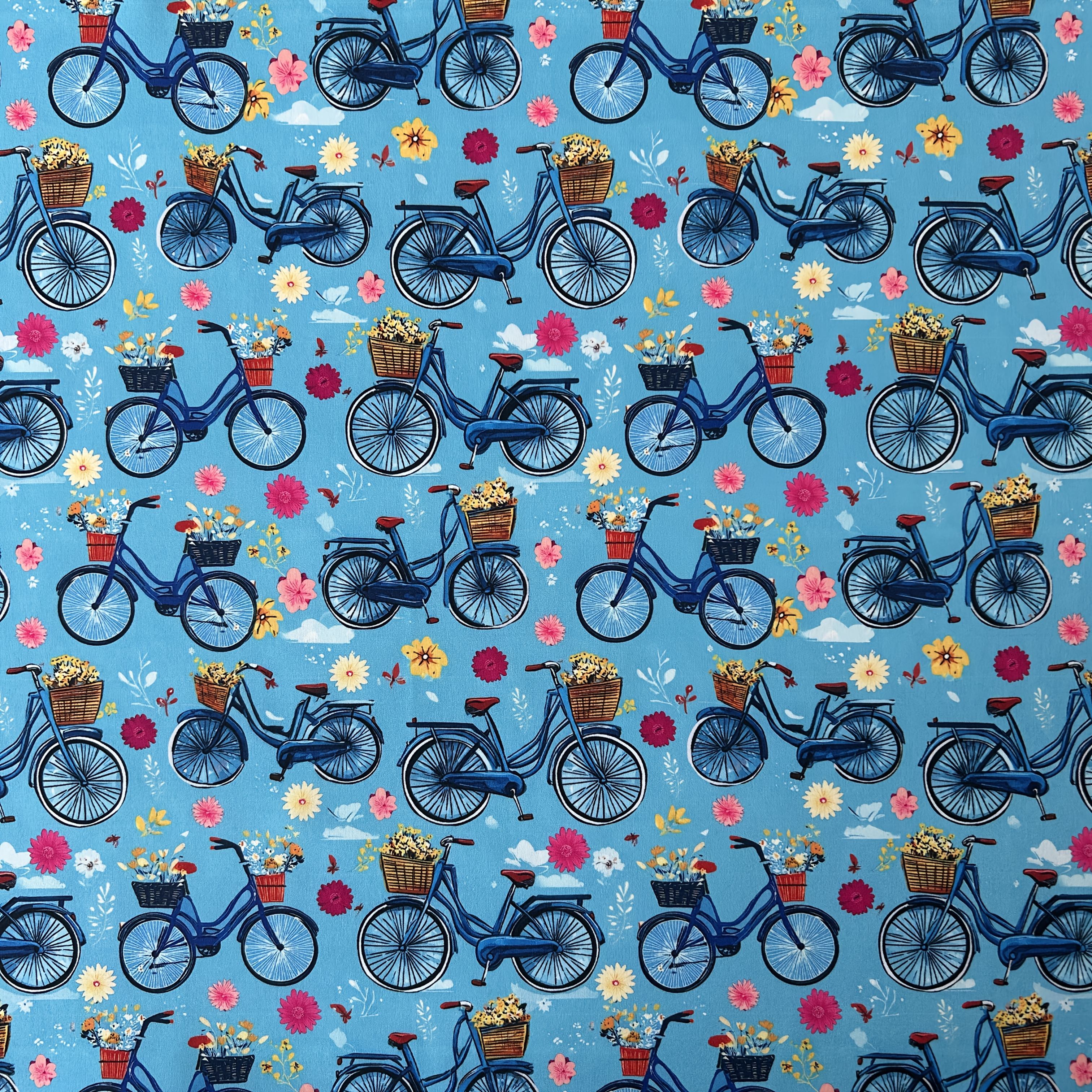 E-shop Ein vorgeschnittener, exquisiter, künstlerischer Fahrrad-Druckstoff, Retro-Fahrradfahren zwischen Blumen und Architektur, umgeben von der