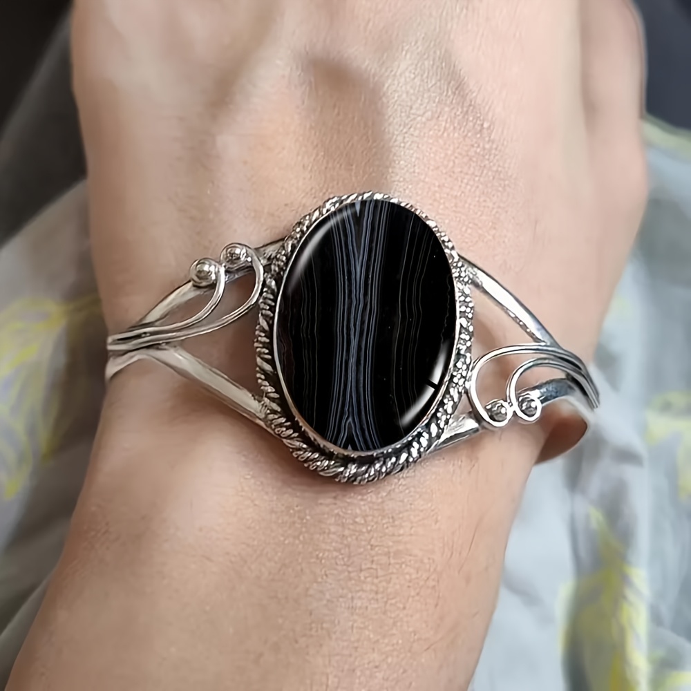 TEMU An Elegant Oval Bracelet Made Of Textured Glass Featuring Black And And A Carving Design, Perfect For Daily Use Or As A Present