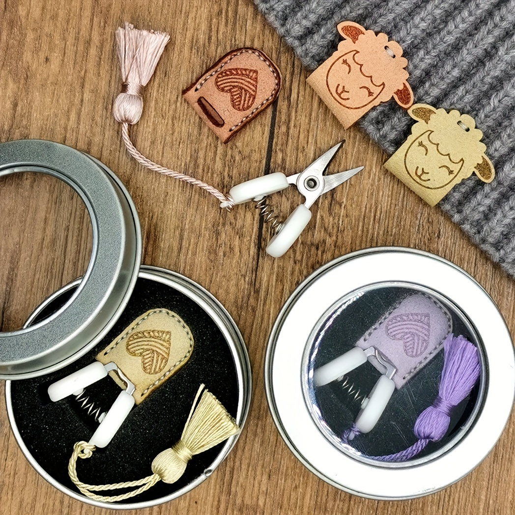 

Un ensemble de mini ciseaux avec un crochet pour le fil, fabriqué en métal, idéal pour offrir aux passionnés de crochet, accessoires de couture et tricot