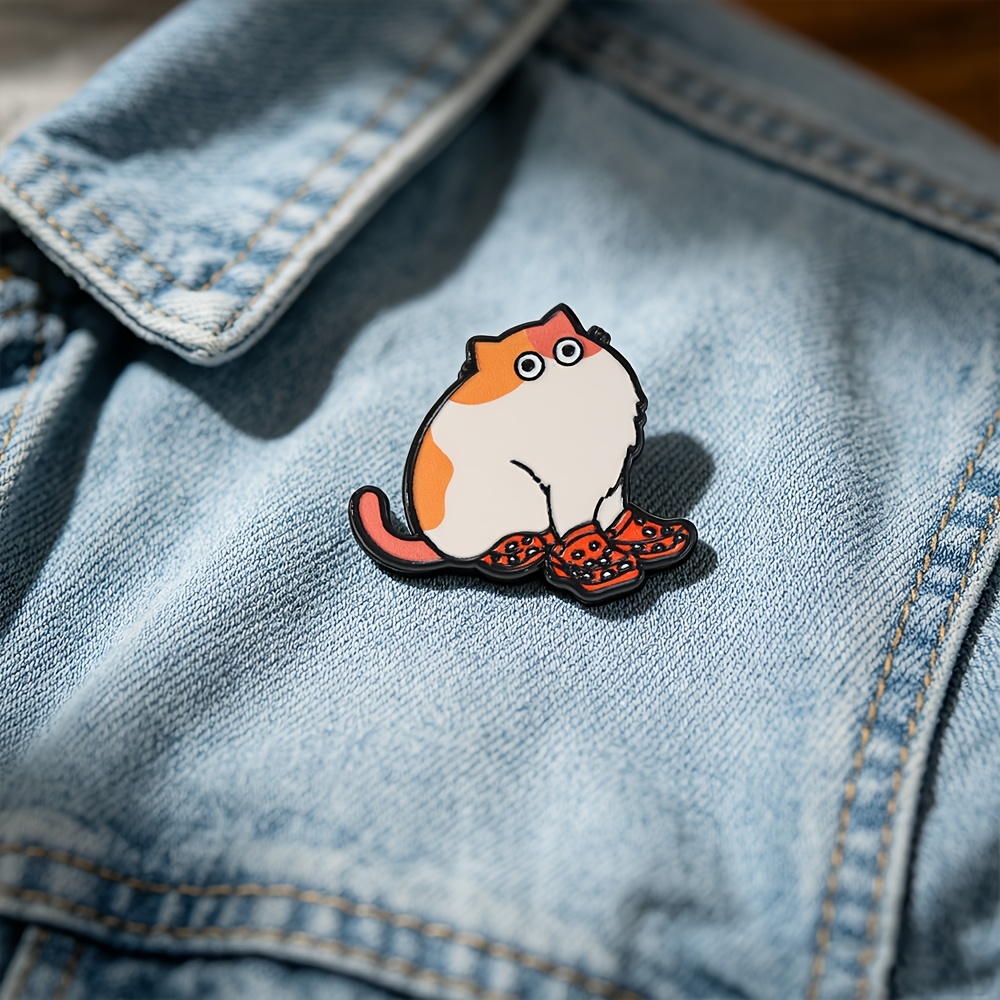 TEMU Épingle de revers émaillée SOLEVDO 1 pièce, broche en métal fantaisie chat orange et blanc potelé portant des chaussons rouges à pois - Thème