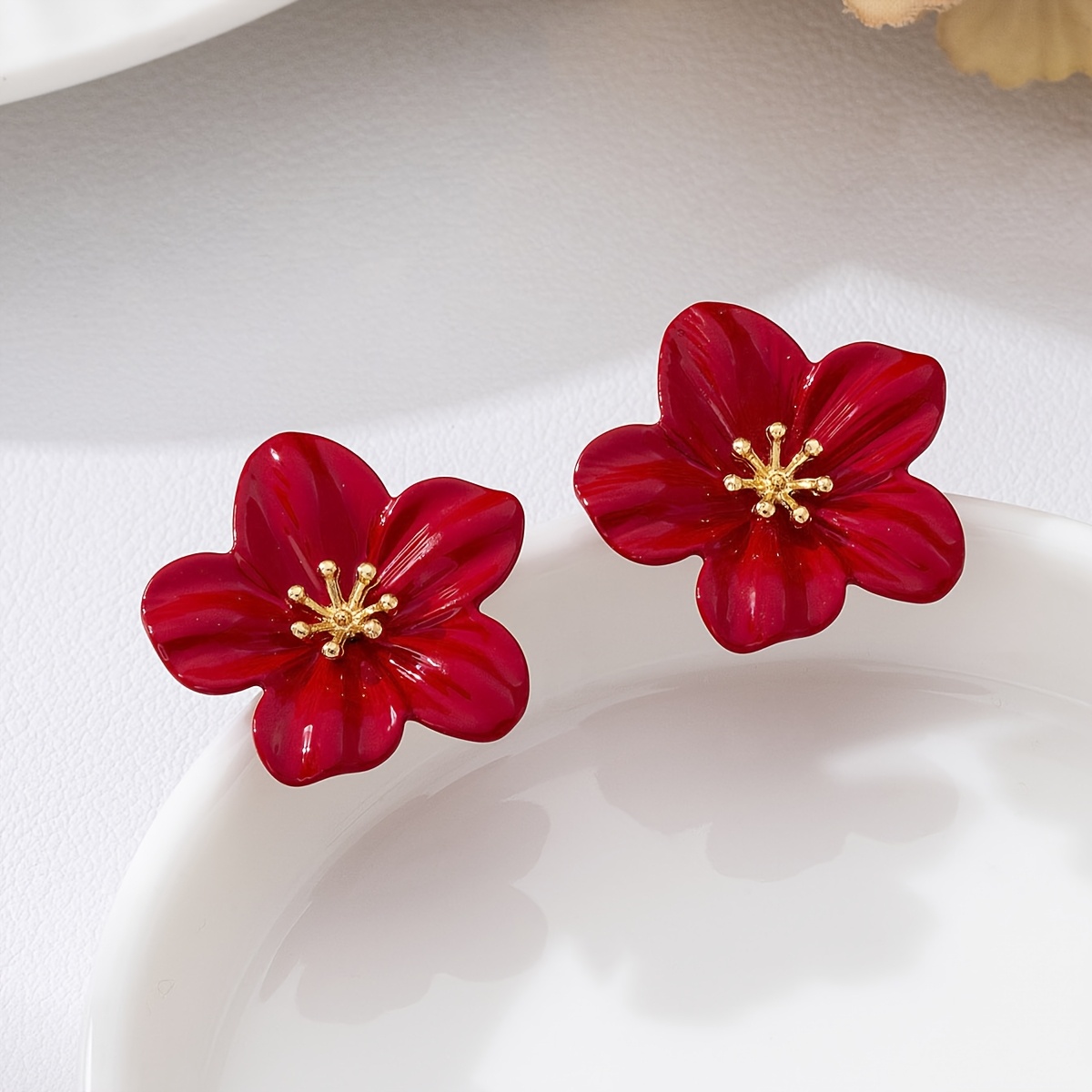 Pendientes sencillos y versátiles para moda europea y americana, sin batería: retailer-supplied image