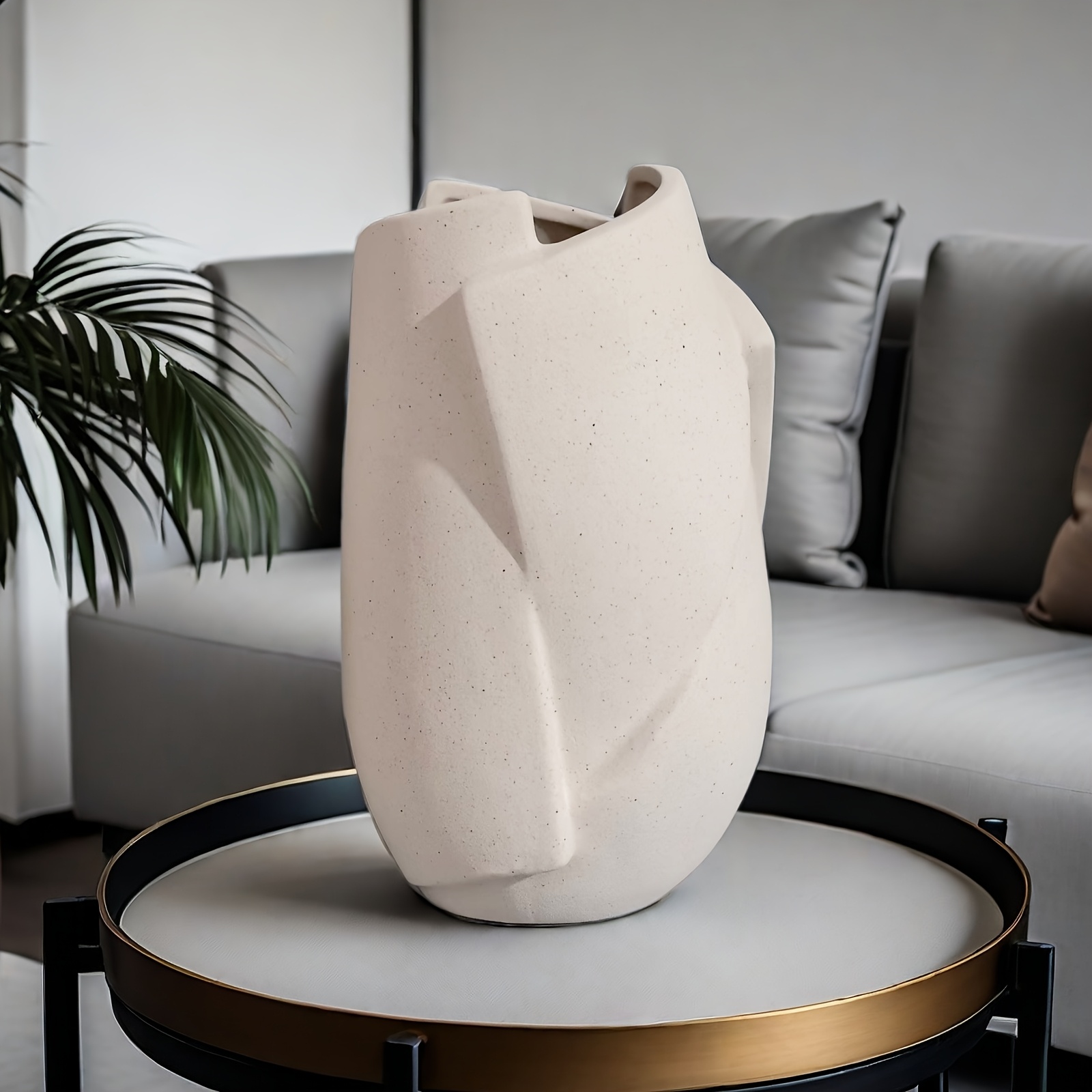 A 23cm high vase suitable for indoor and outdoor flower cultivation, with a rough surface that looks more advanced. The interior is waterproof and does not leak. It can also be used as an indoor flower insert decoration