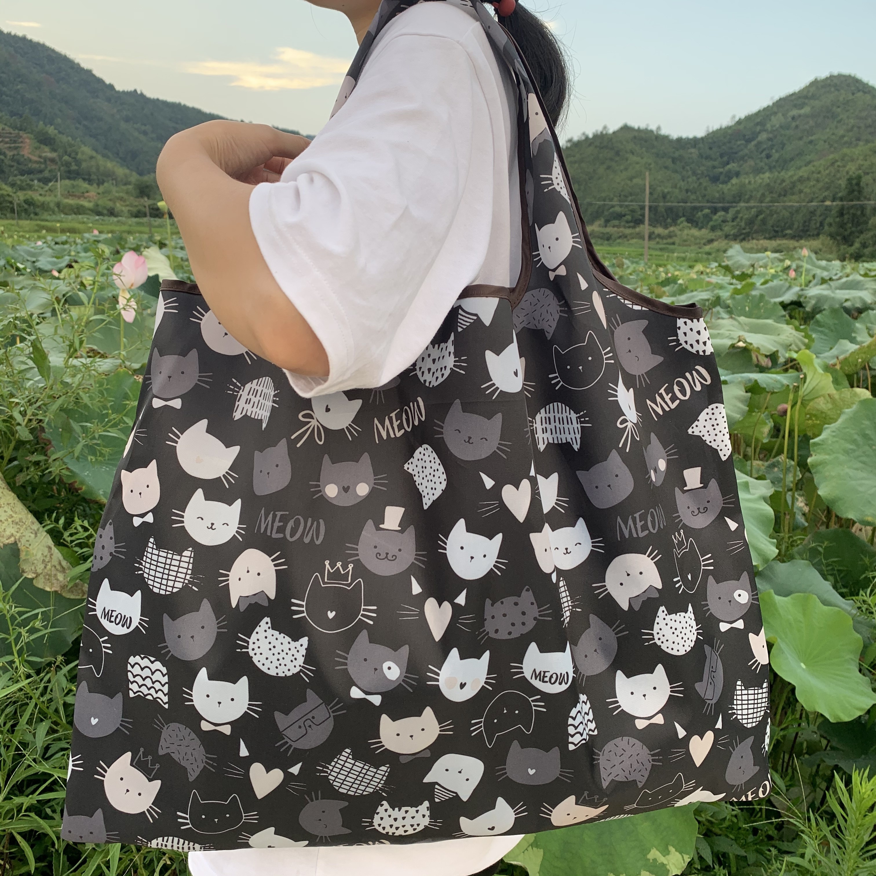 

1pc Large Capacity Portable Shopping Bag, Lightweight Bag, Cartoon Black Cool Cat Foldable Handbag, For Shopping, Beach, Picnic And Camping, Gift For Women, Women's Tote Bags