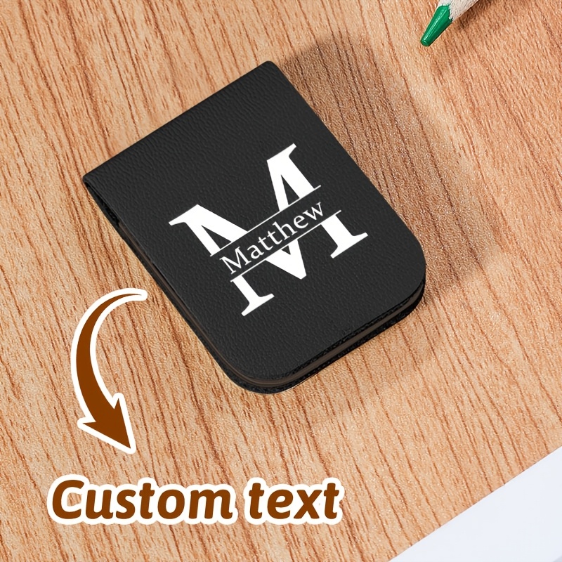 E-shop Personalisiertes Magnetisches Lesezeichen – Gravierbar mit Initialen Text, PU-Leder-Optik Magnetabdeckung. Ein Buchzubehör mit magnetischem